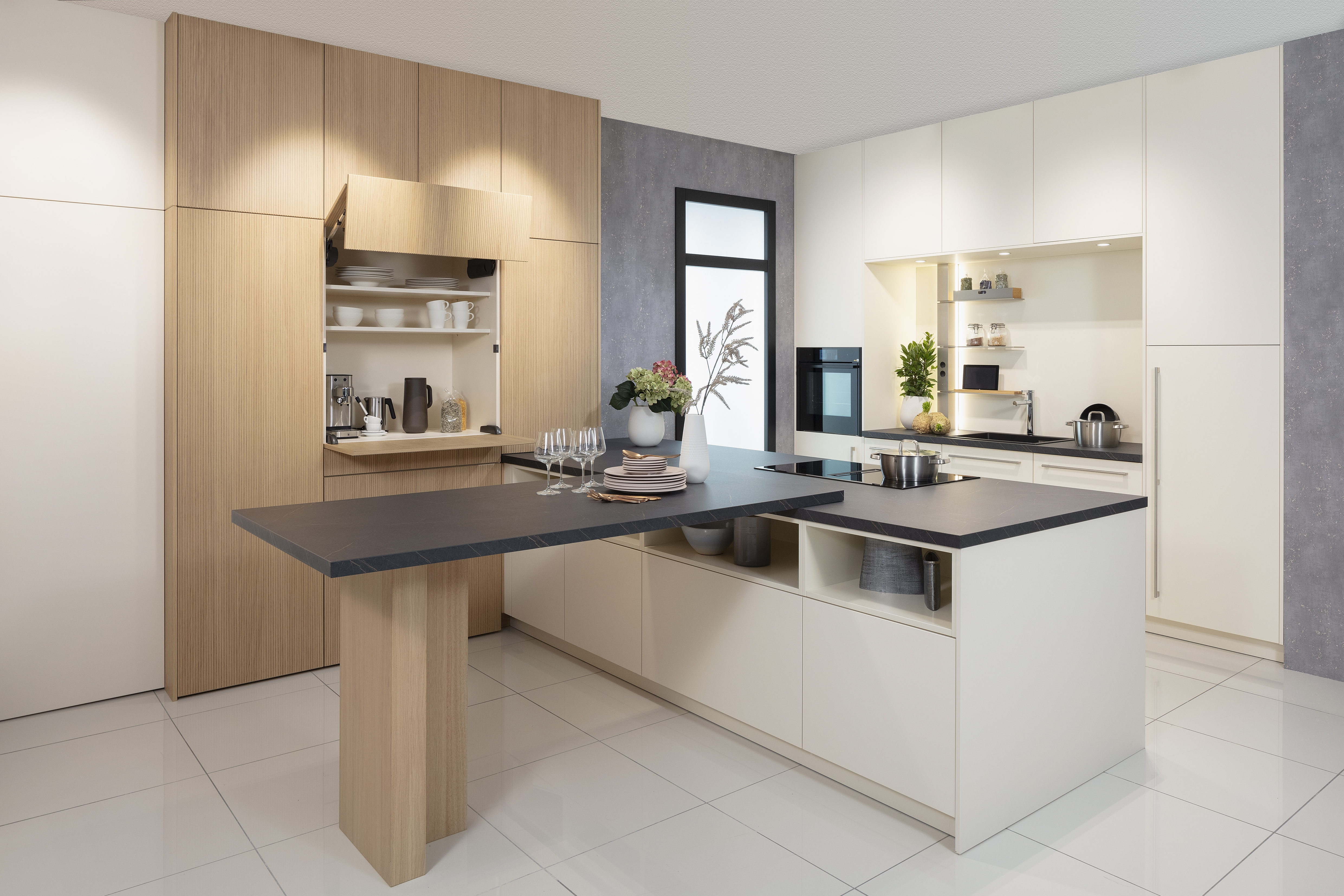 Vollschuss einer Ballerinaküche in Macaronmatt Front gepaart mit Eichenfurnier-Elementen. 