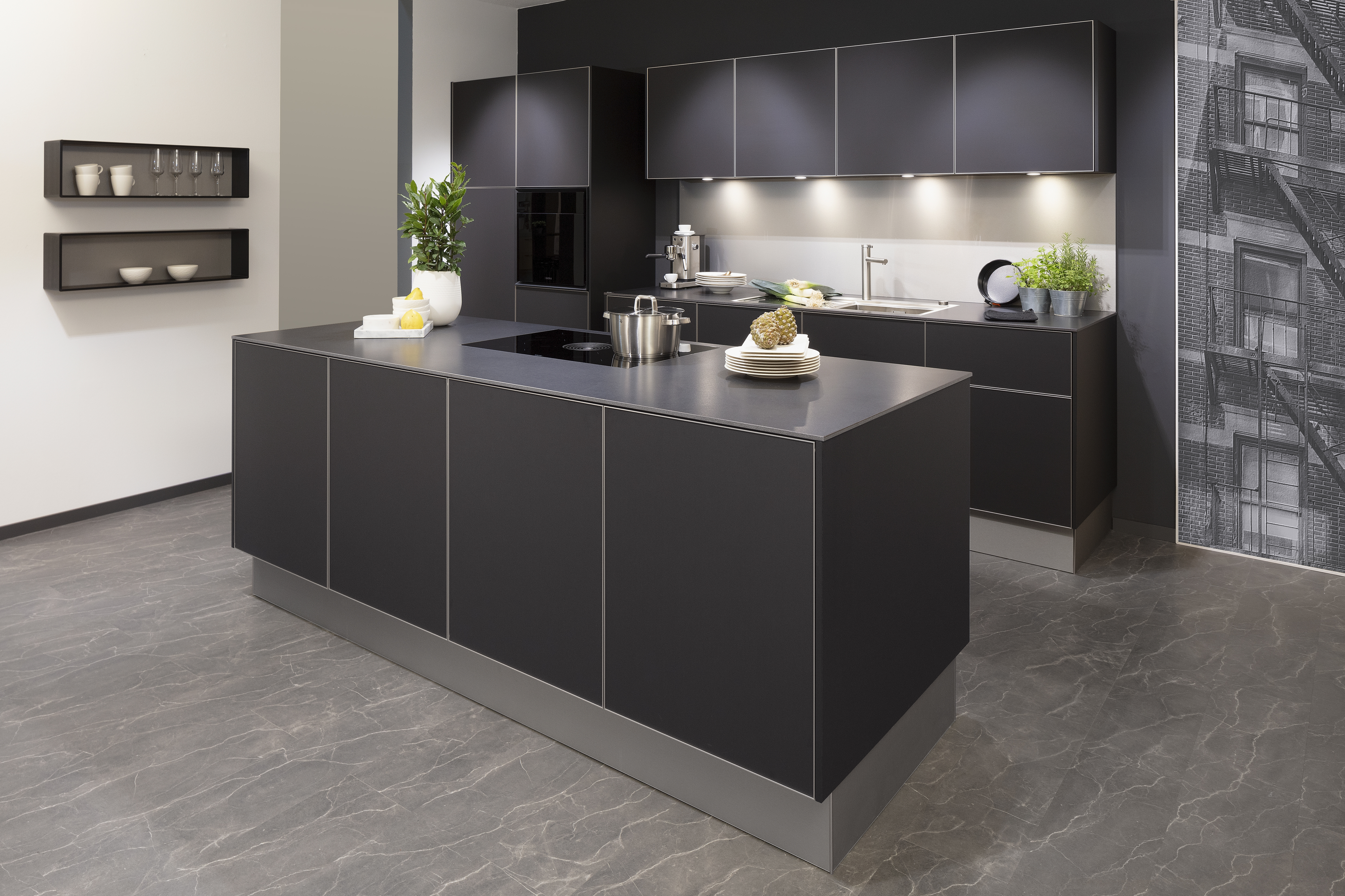 Ballerina-Küche in schwarzsupermatt in voller Ansicht. 