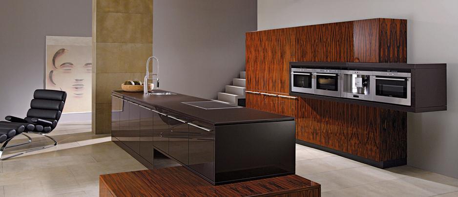 Küchenzeile mit Kücheninsel braun Holz