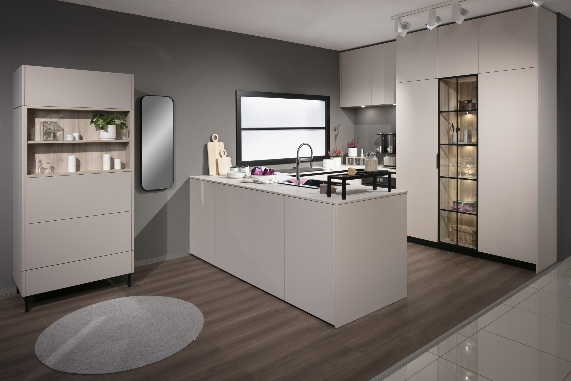 Moderne Küche mit Kochinsel, hellen Schränken und dunklem Holzboden