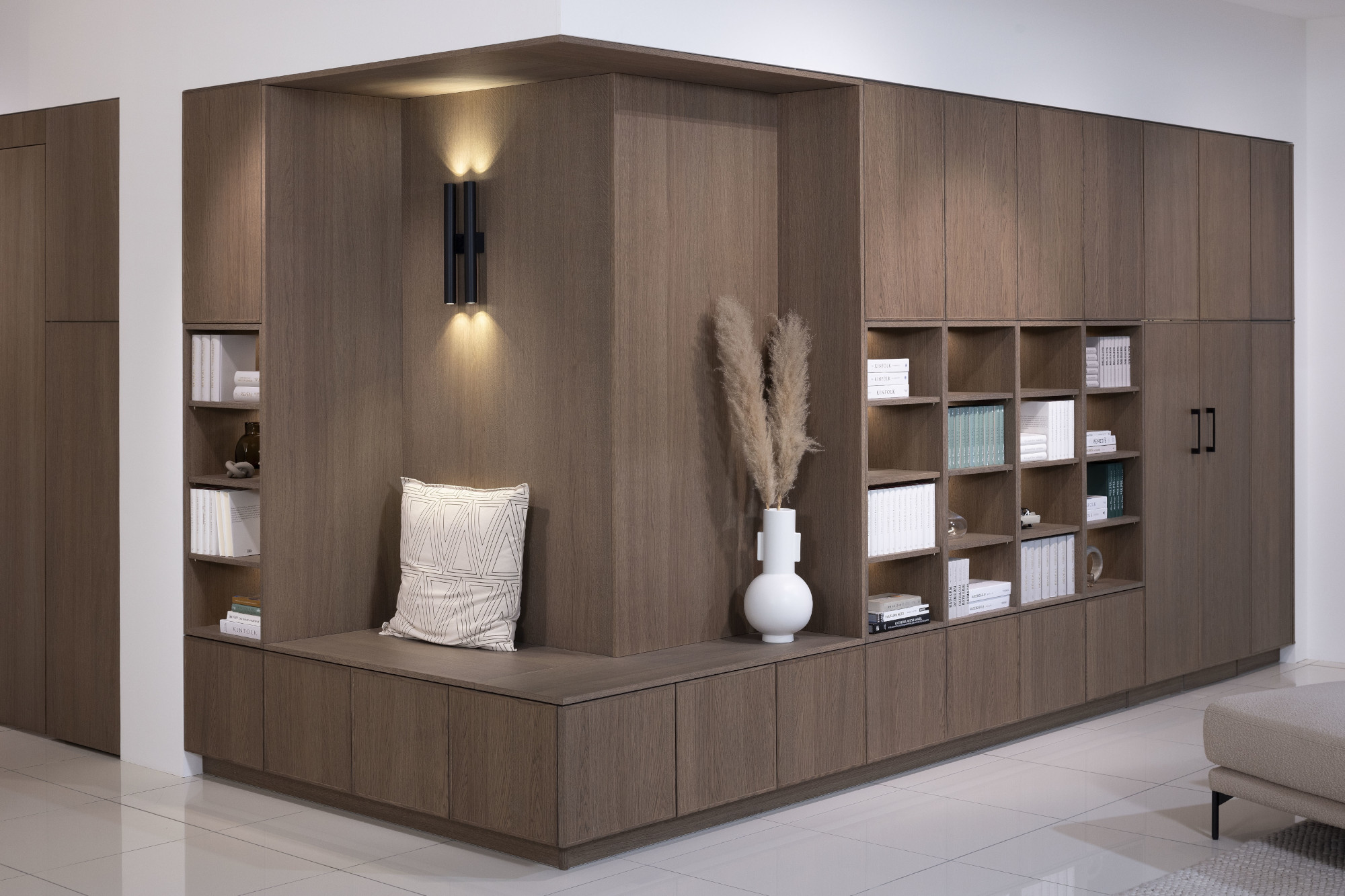 Moderne Holzeinbauschränke mit Sitzbank, Regal und dekorativer Vase