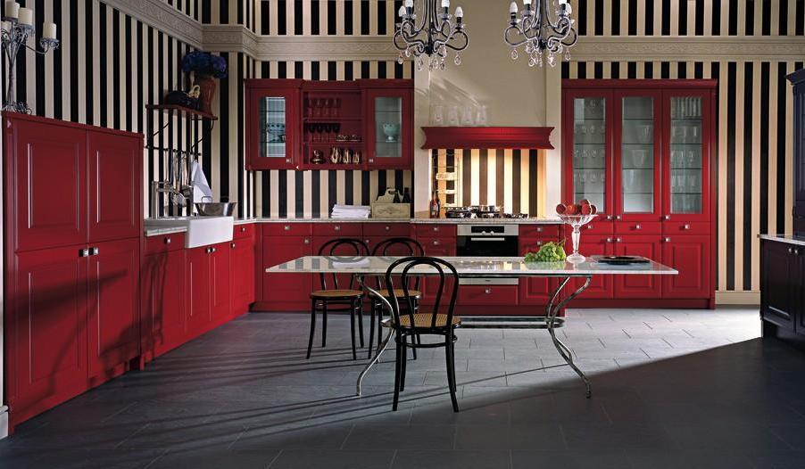 Landhausküche rot mit Esstisch vor Streifentapete