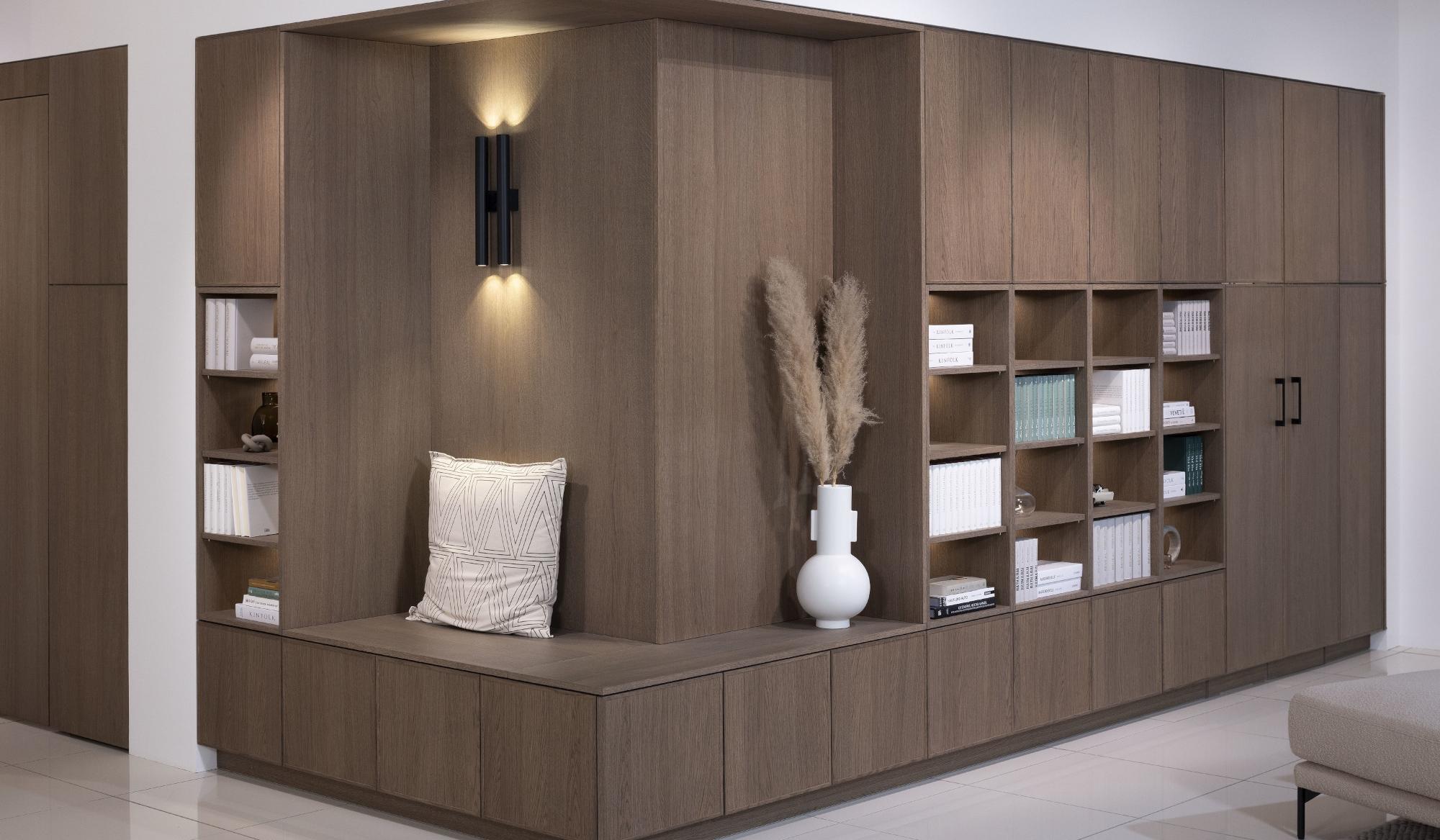 Moderne Holzeinbauschränke mit Sitzbank, Regal und dekorativer Vase