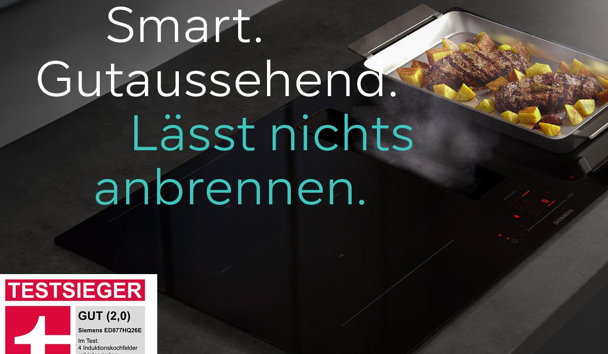 Kochfeld von Siemens mit Bräter, darauf gebratenes Fleisch und Gemüse, Testsieger-Logo.