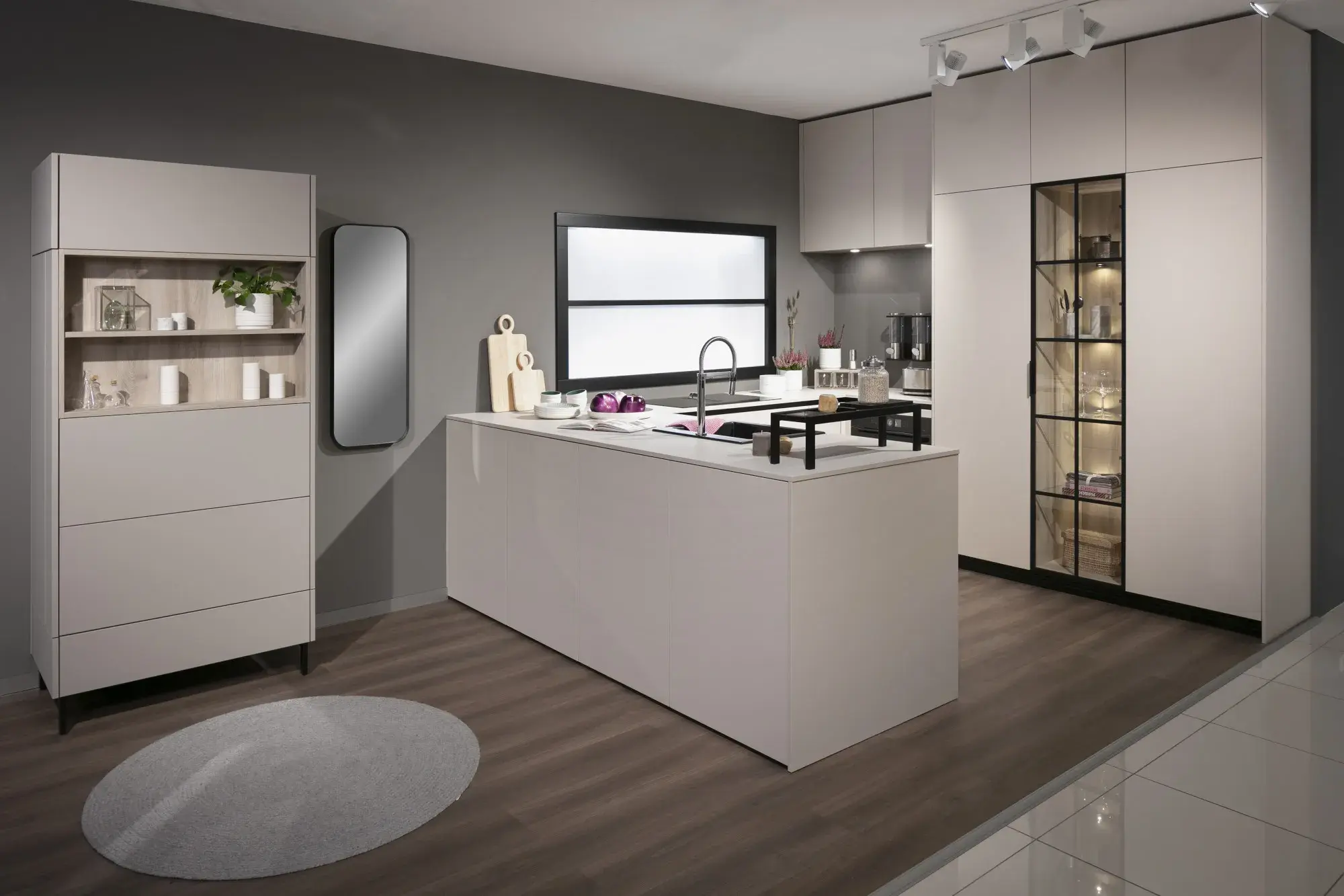 Moderne Küche mit Kochinsel, hellen Schränken und dunklem Holzboden
