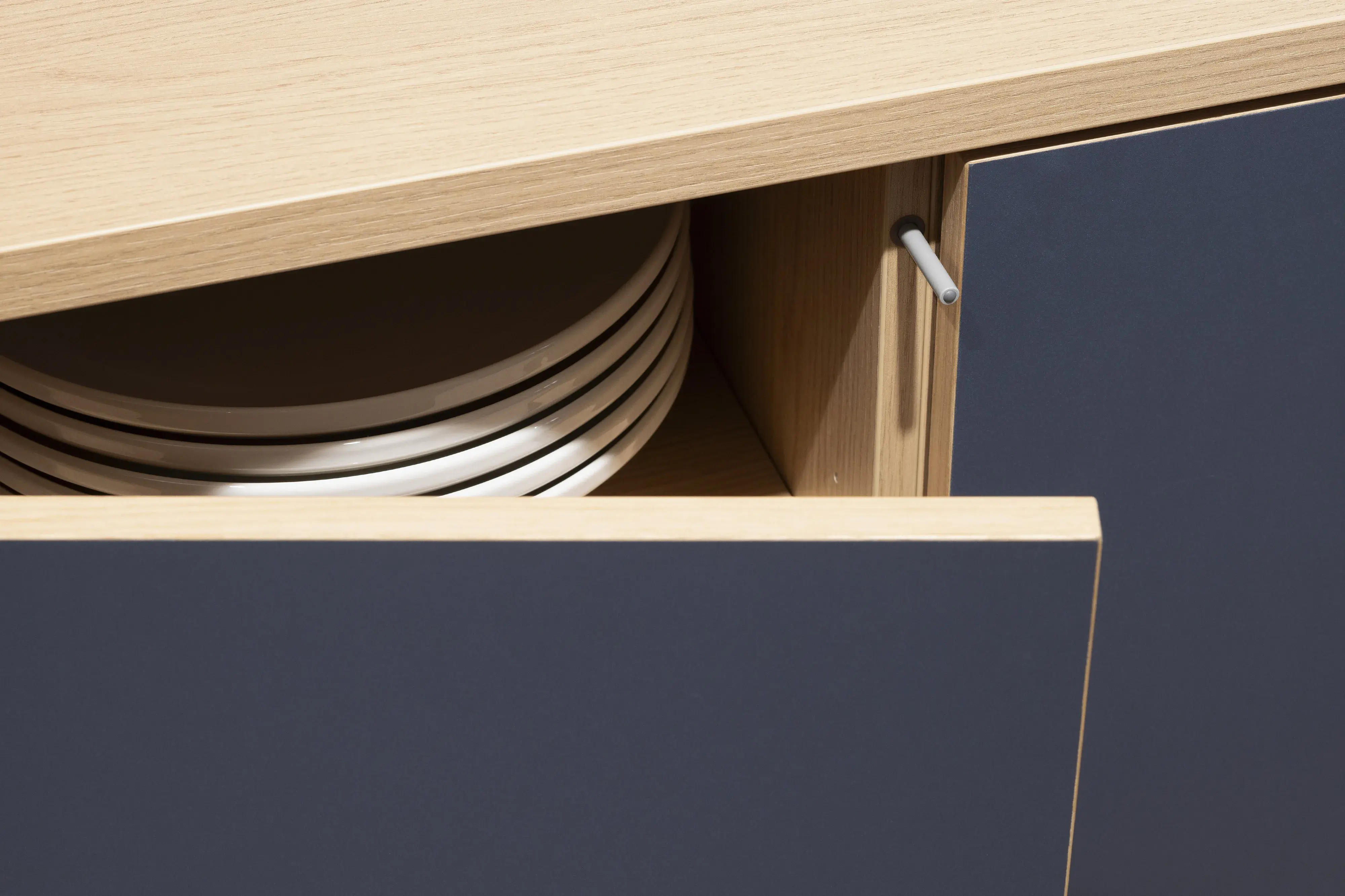 Rauchblaue Linoleum-Fronten Echtholzkante Küchenschranktür geöffnet