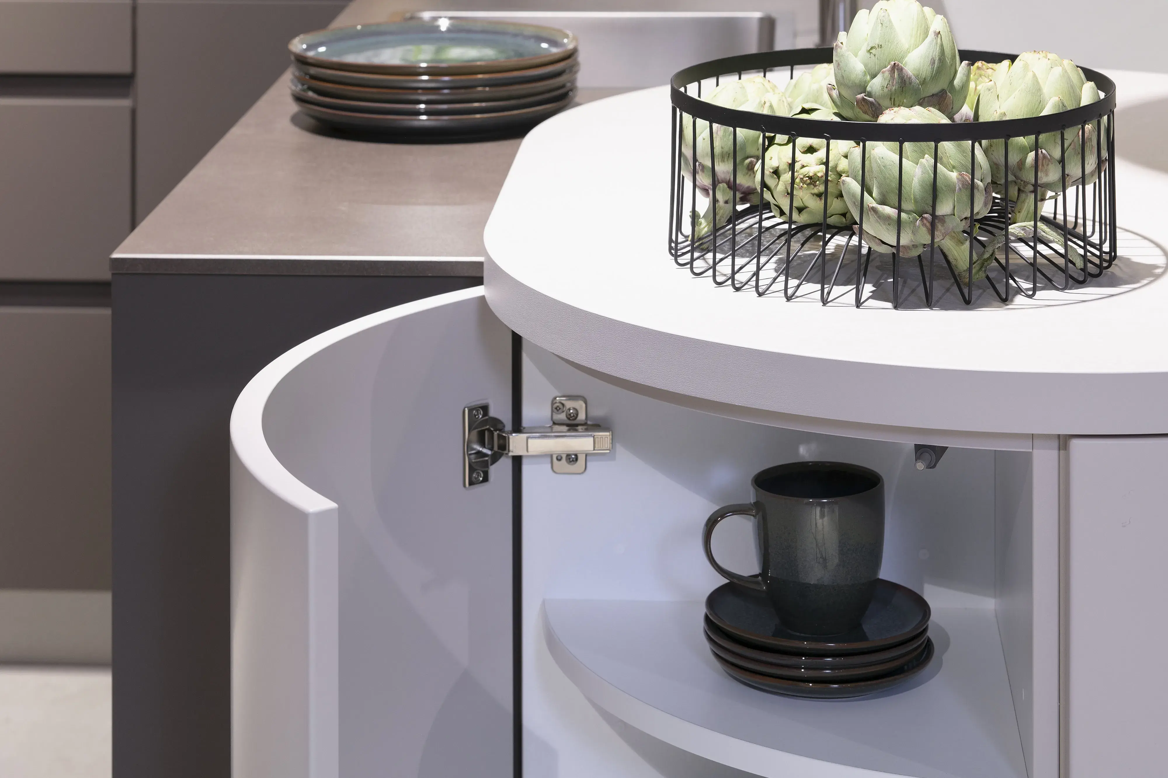 Gerundete Unterschranktür